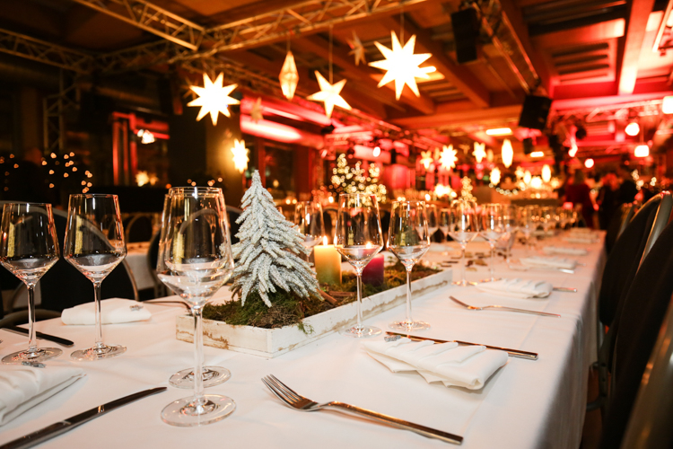 Eventfoto einer Sängerin mit Microphone
