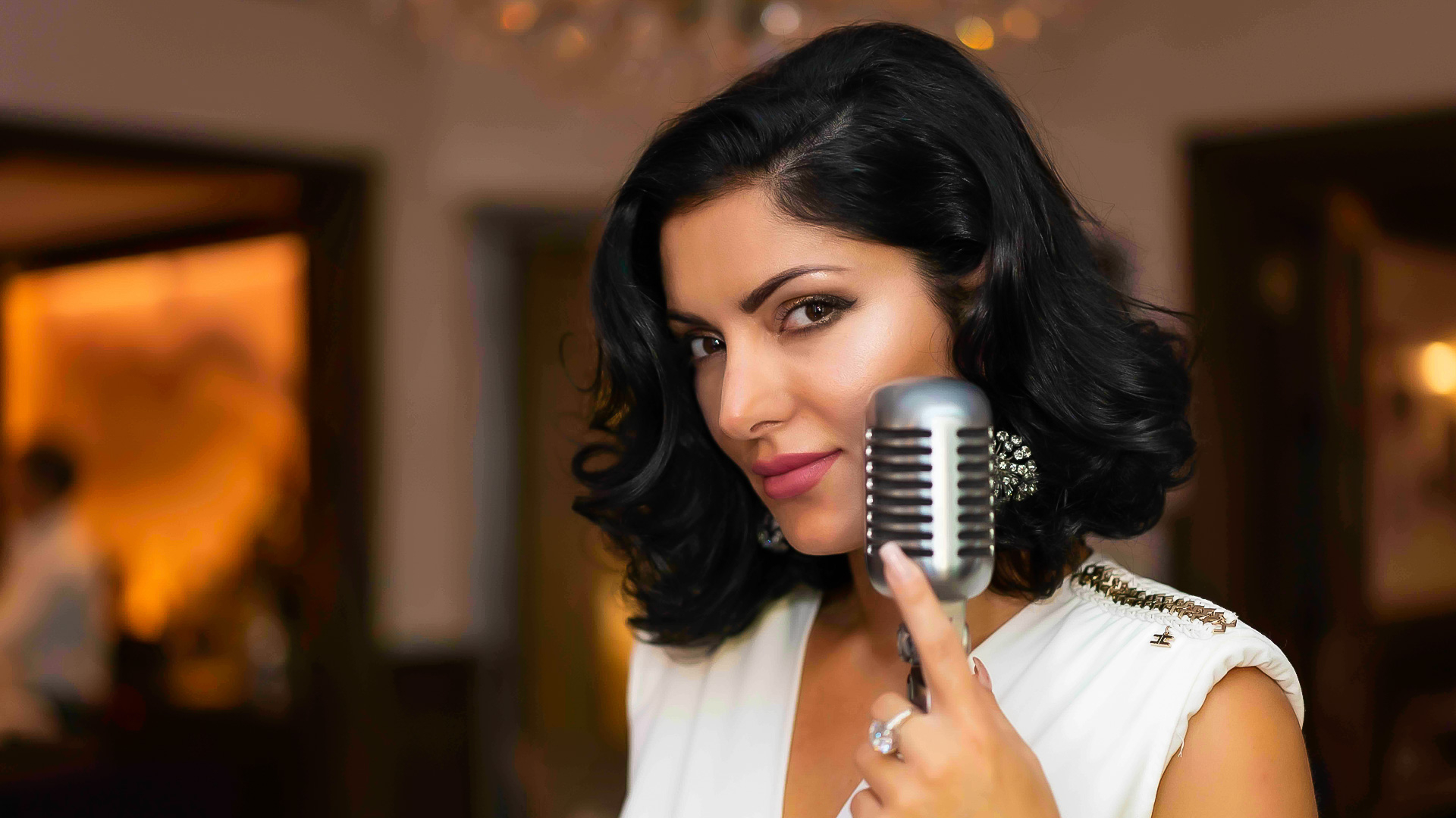 Eventfoto einer Sängerin mit Microphone