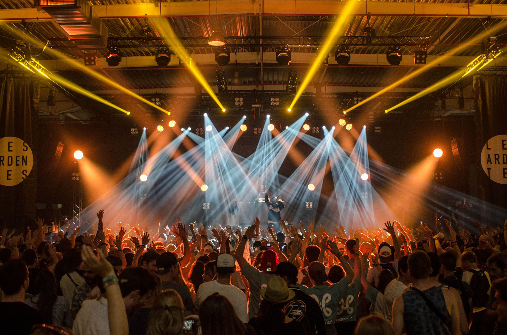 Eventfoto einer Musikband auf der Bühne