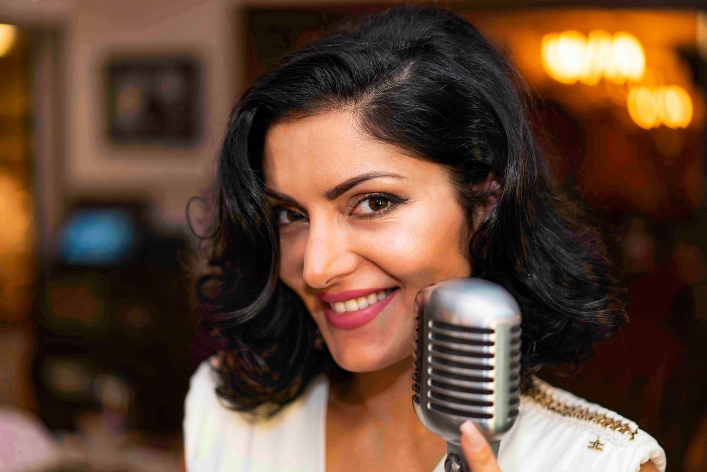 Eventfoto einer Sängerin mit Microphone